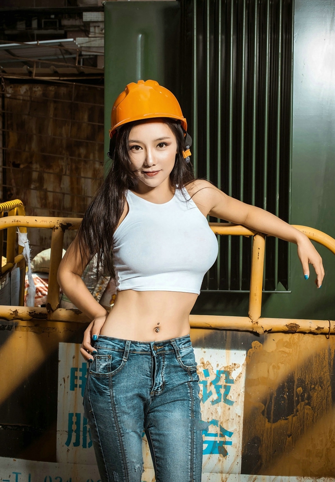 高颜值嫩模媛美人狂野电工大奶翘臀写真