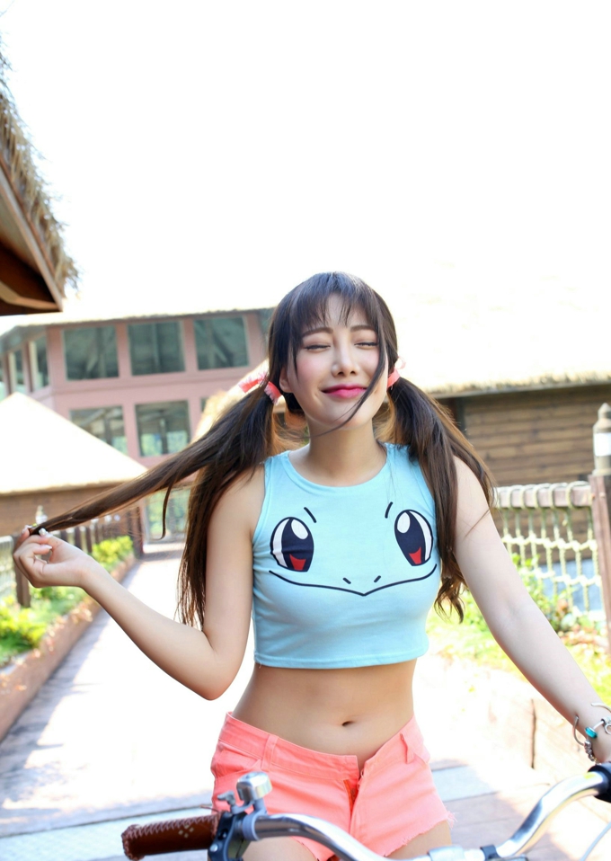朱若慕Akiki可爱萝莉性感短上衣写真