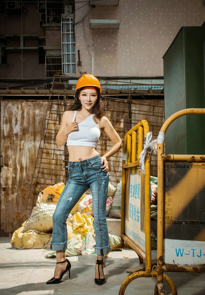 高颜值嫩模媛美人狂野电工大奶翘臀写真