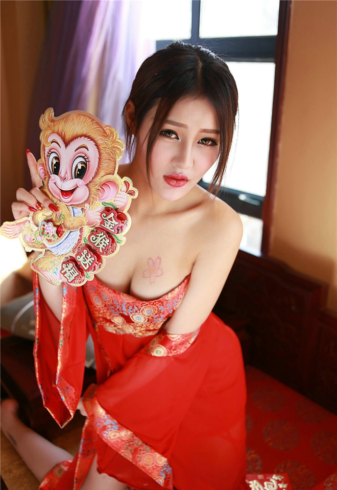 王乔恩美乳绝色性感小红肚兜私房大奶娇媚销魂诱惑写真