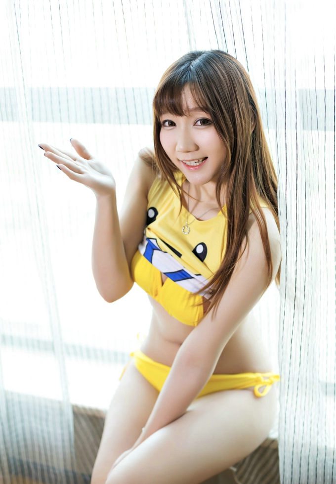 可爱少女陳依气质美乳翘臀丰润身材私房养眼写真