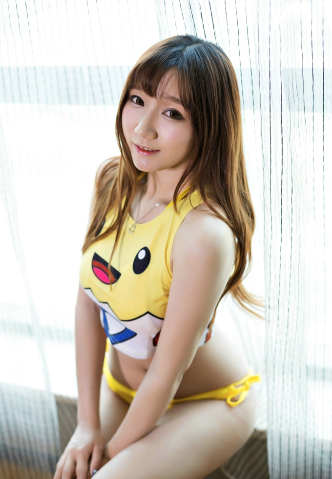 可爱少女陳依气质美乳翘臀丰润身材私房养眼写真