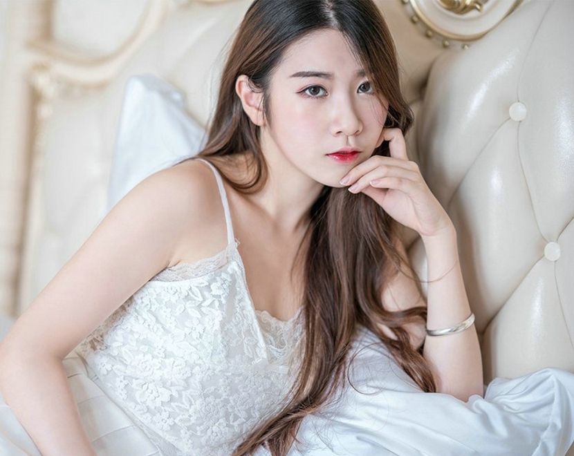 粉红脸颊水灵娇嫩女孩蕾丝私房娇巧写真