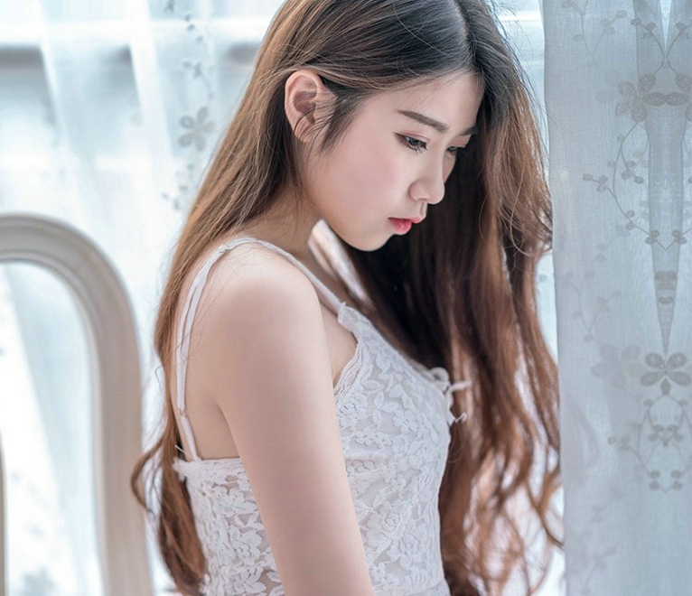 粉红脸颊水灵娇嫩女孩蕾丝私房娇巧写真