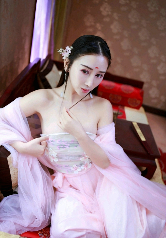 邹晶晶古典装豪乳诱惑迷人写真