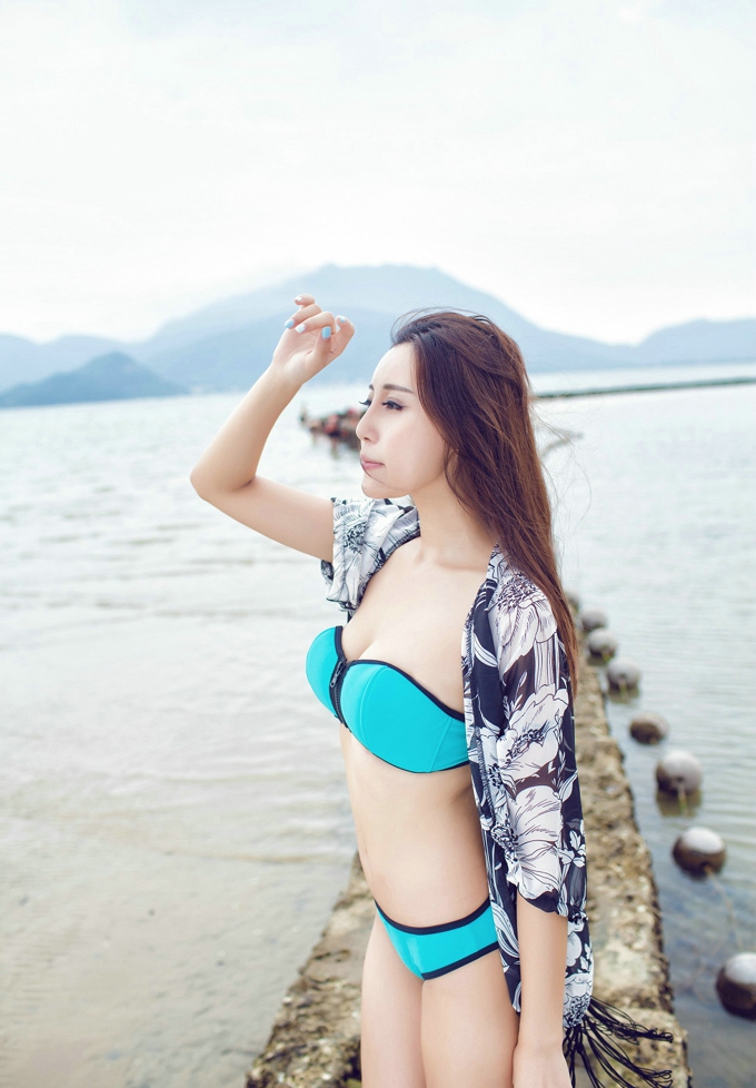乐乐Mango比基尼沙滩风情美乳火辣写真