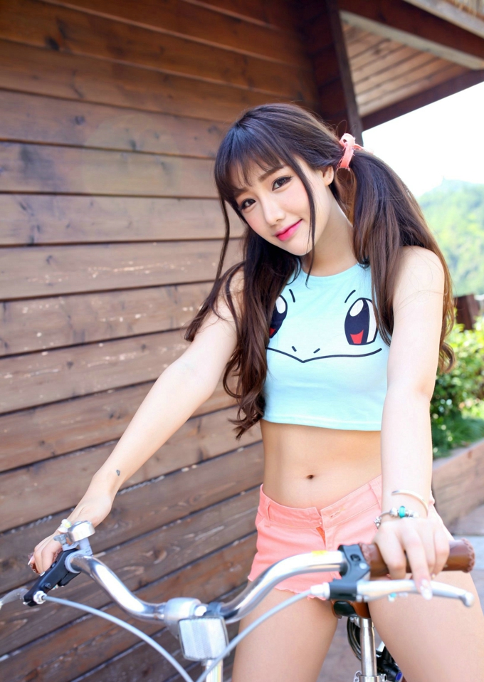 朱若慕Akiki可爱萝莉性感短上衣写真