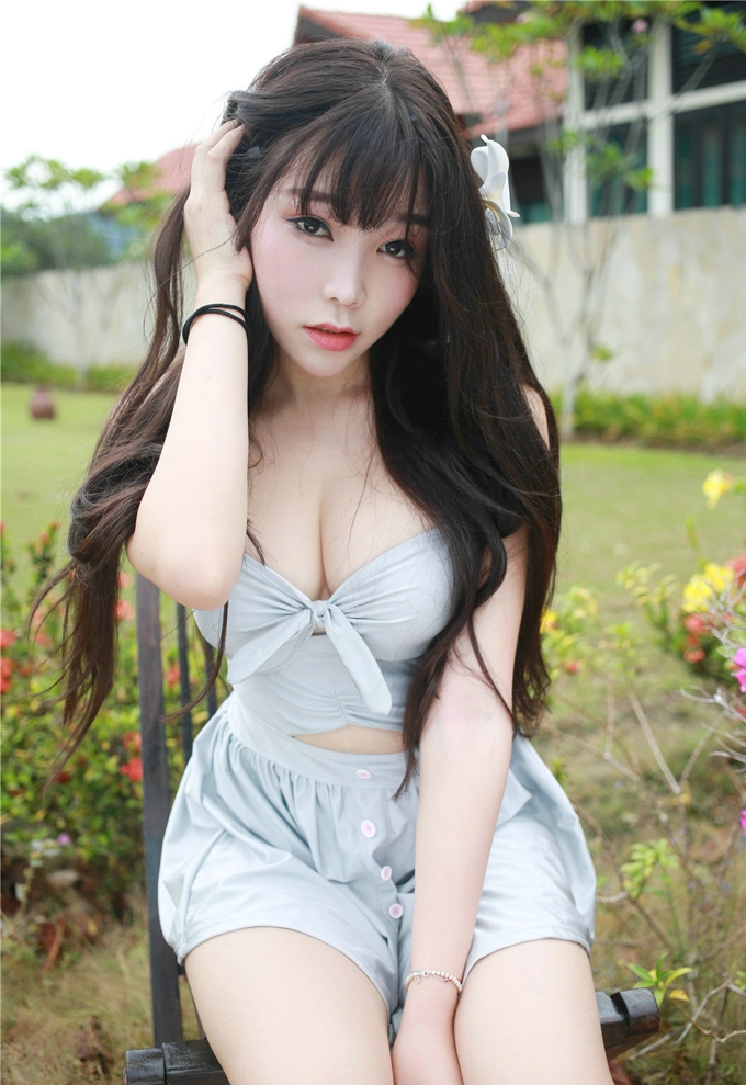 大奶美女芝芝Booty泳衣爆乳妩媚写真