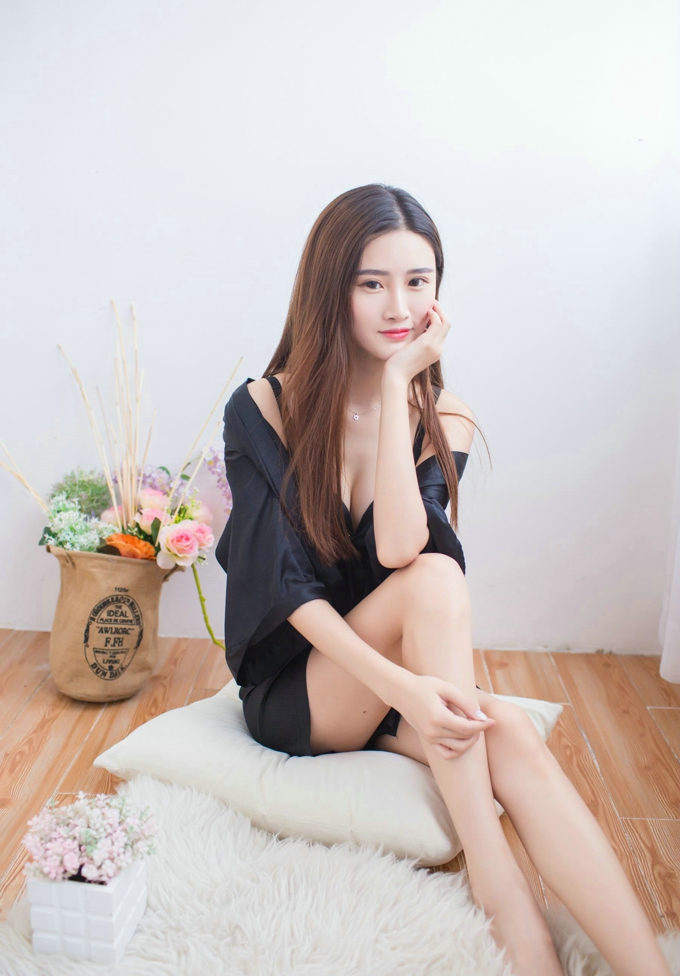 性感女神格格污巫内衣美胸美腿气质妖娆居家私房写真