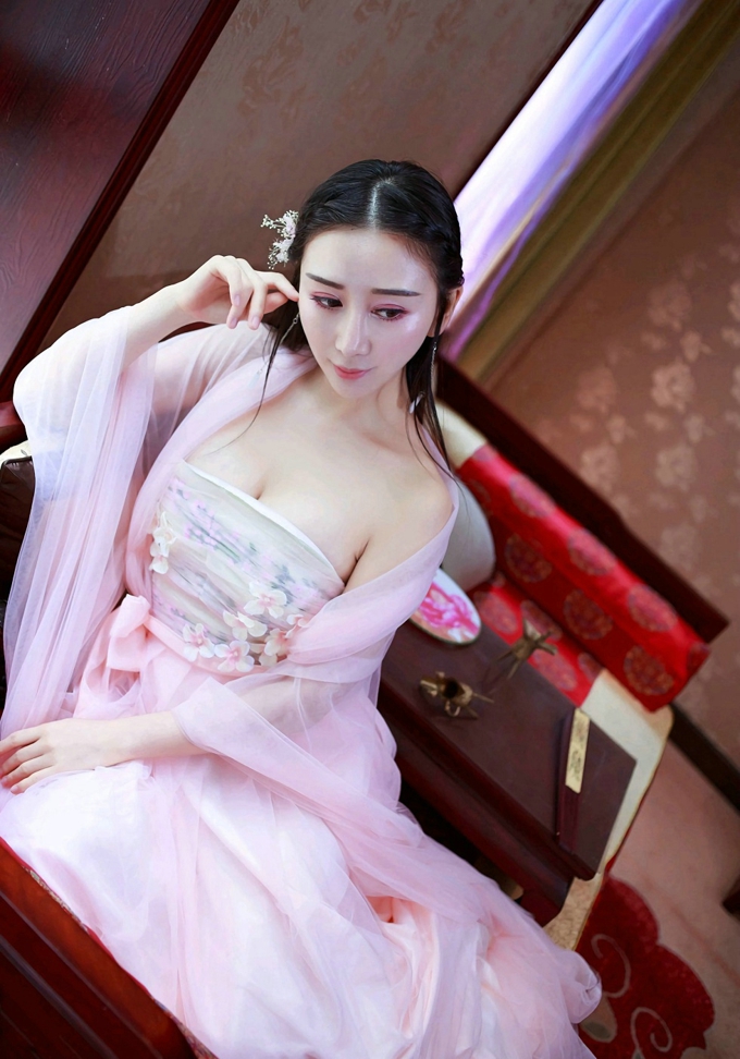 邹晶晶古典装豪乳诱惑迷人写真