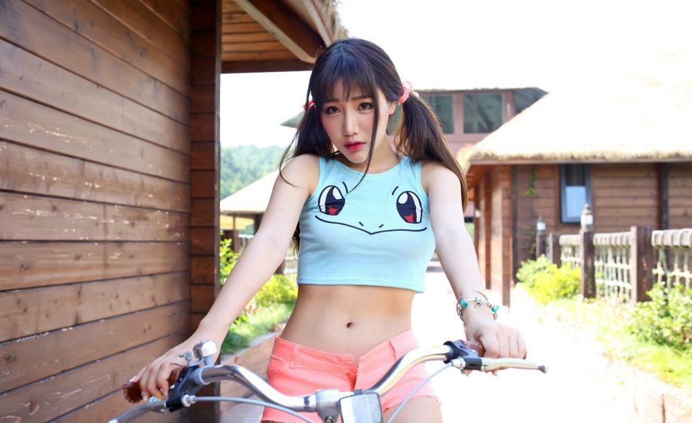 朱若慕Akiki可爱萝莉性感短上衣写真