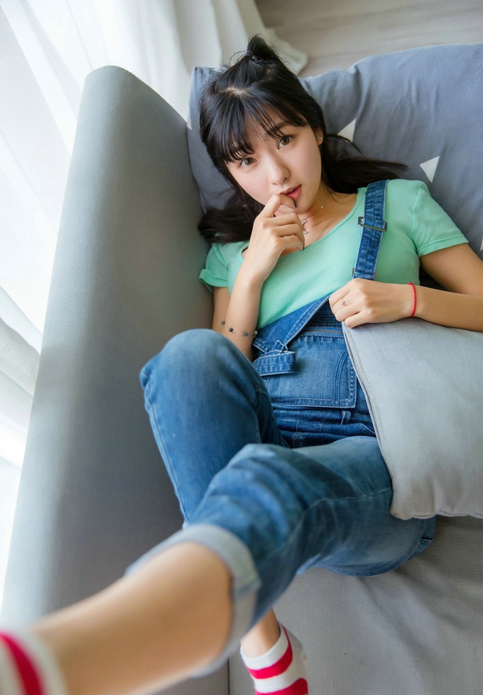 清纯气质萝莉巨乳球球诱惑迷人妖娆性感养眼私房写真