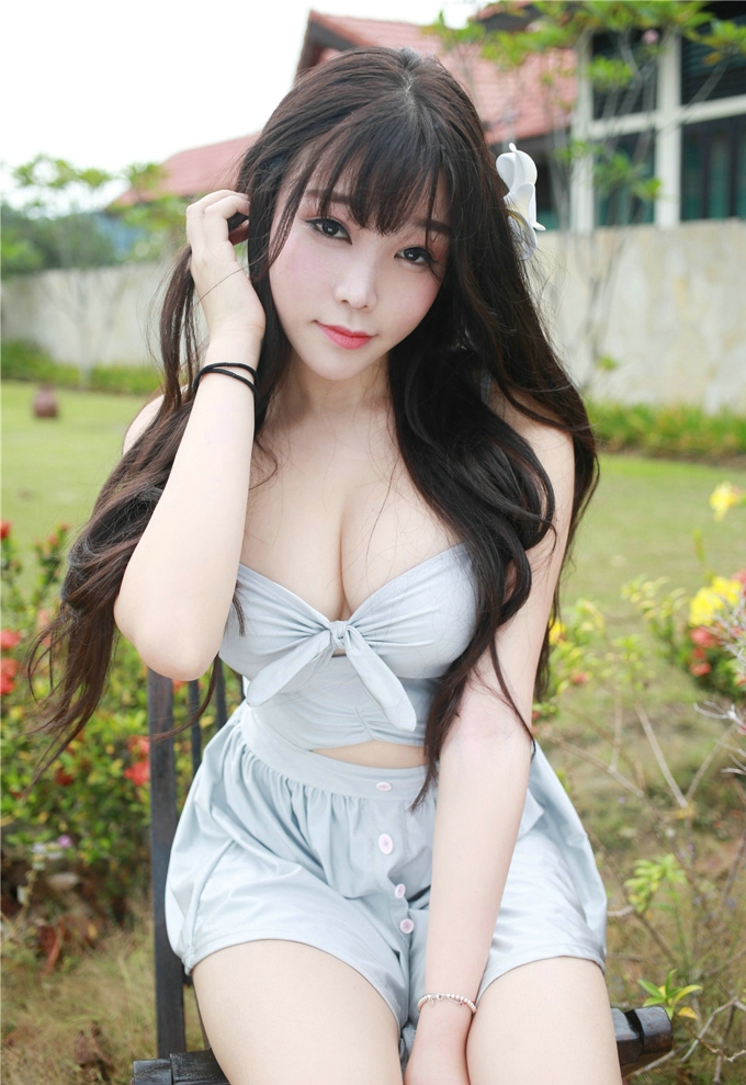 大奶美女芝芝Booty泳衣爆乳妩媚写真