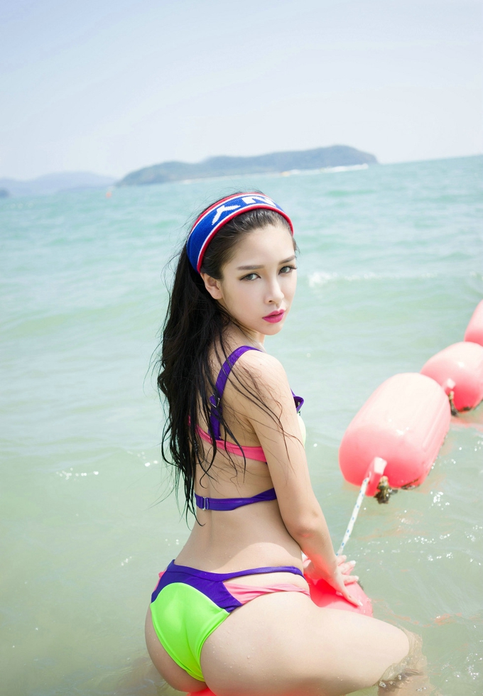 完美身材比基尼撩人姿势诱惑豪乳气质女神戴小唯勾魂写真