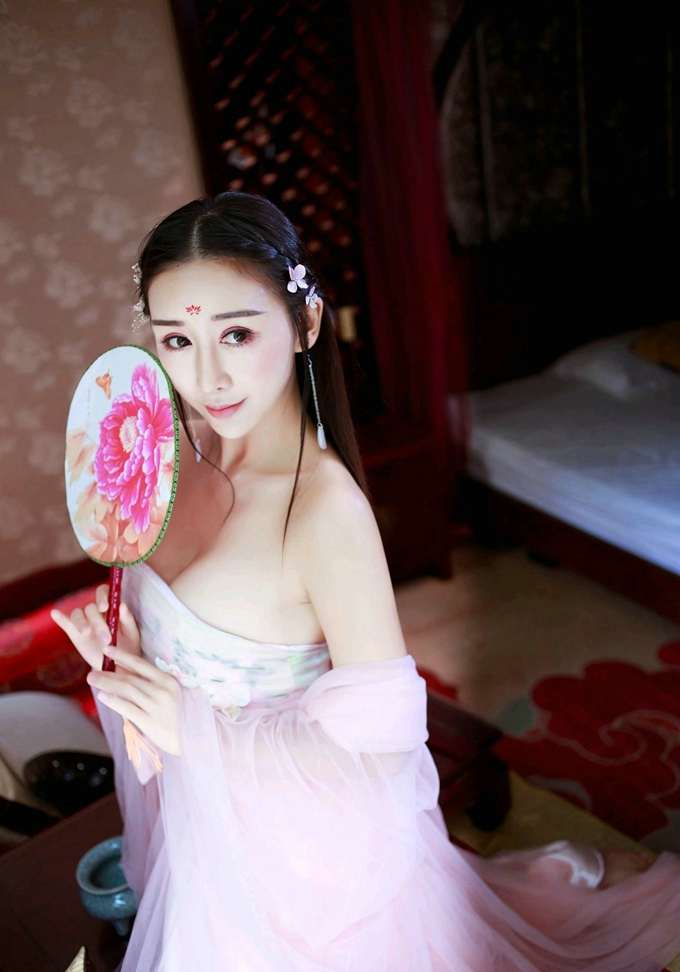 邹晶晶古典装豪乳诱惑迷人写真