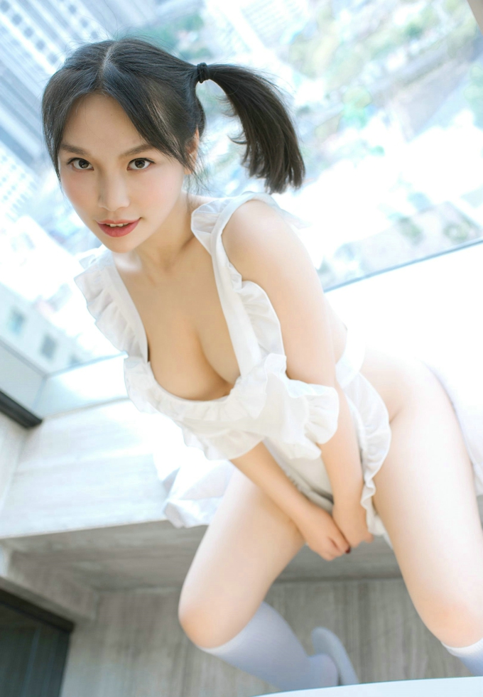 日系童颜巨乳小美女小纯子诱惑翘臀迷人丰姿写真