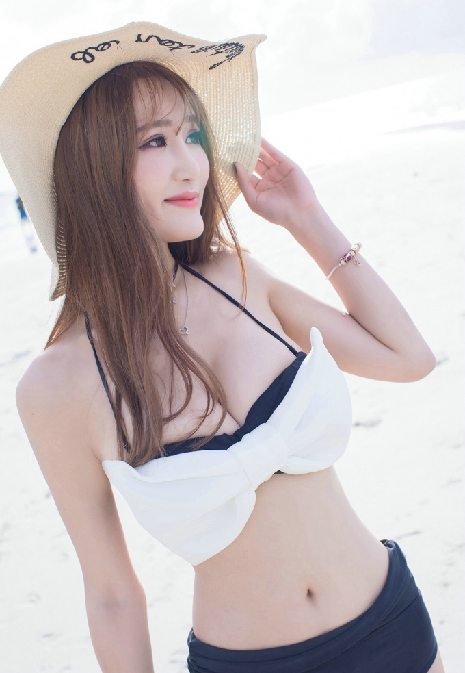 妤薇Vivian比基尼诱惑豪乳翘臀写真