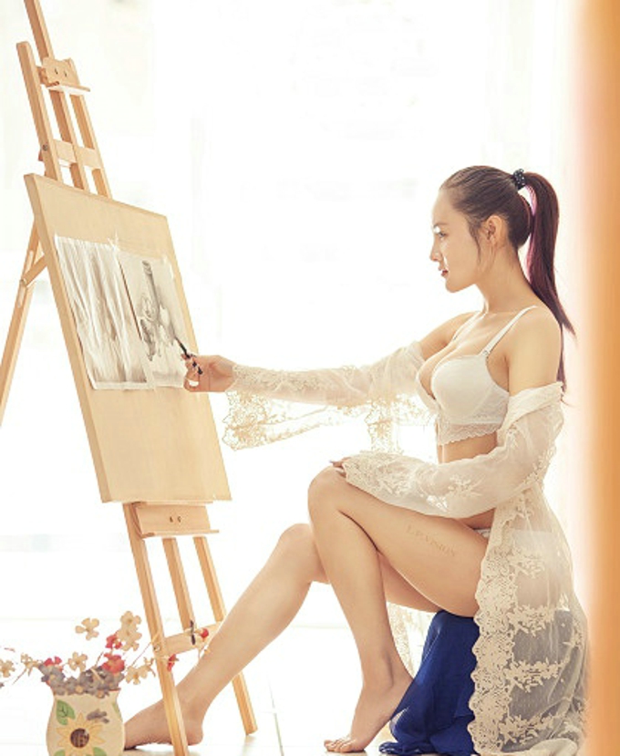 美女画家气质迷人内衣美乳白嫩肌肤妩媚诱惑性感写真