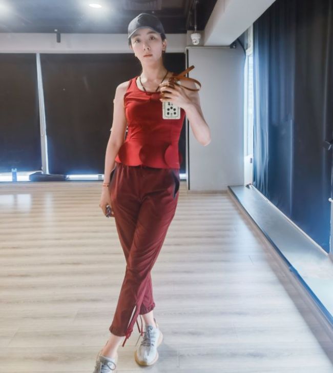 主持人李思思健身房近照曝光 皮肤白皙身材好