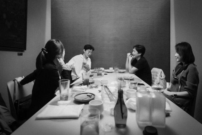 梁朝伟参演新一季鱿鱼游戏？刘嘉玲晒与导演合照