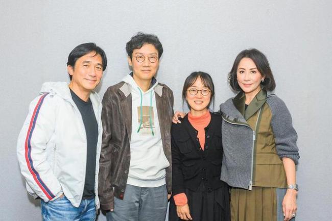 梁朝伟参演新一季鱿鱼游戏？刘嘉玲晒与导演合照