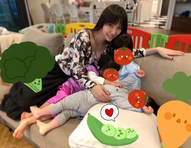 李靓蕾晒与杨谨华关颖自拍 笑容满面状态好