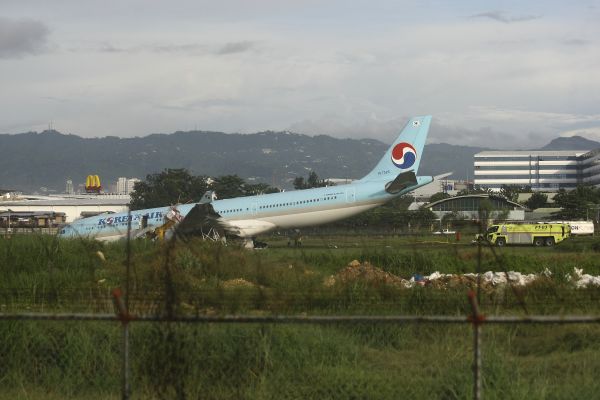 韩国一客机在菲律宾冲出跑道(美联社)