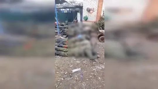 俄罗斯国防部称有视频显示乌克兰士兵蓄意射杀逾10名俄战俘的视频截图 图源:RT