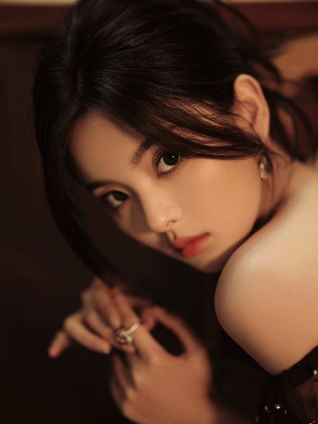 杨超越长大啦！穿开衩裙秀香肩美腿妩媚迷人