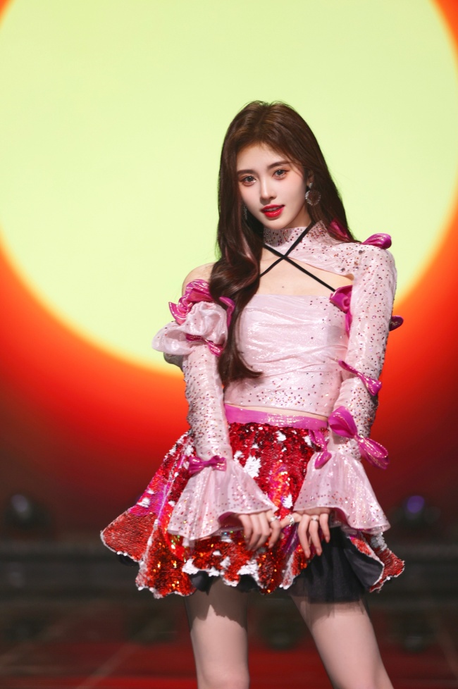 鞠婧祎舞台美照曝光 穿亮片裙美貌闪闪发光