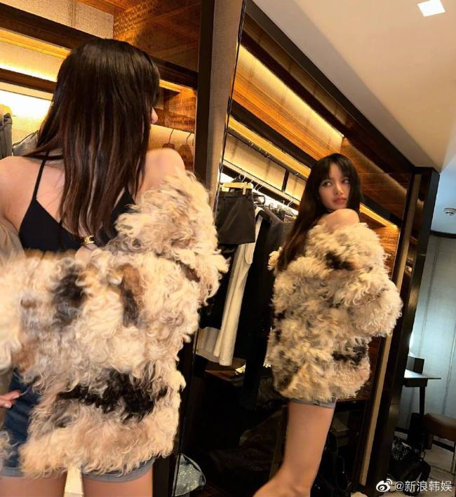 Lisa不愧是辣Lisa 杂志花絮照泄出尽显性感好身材