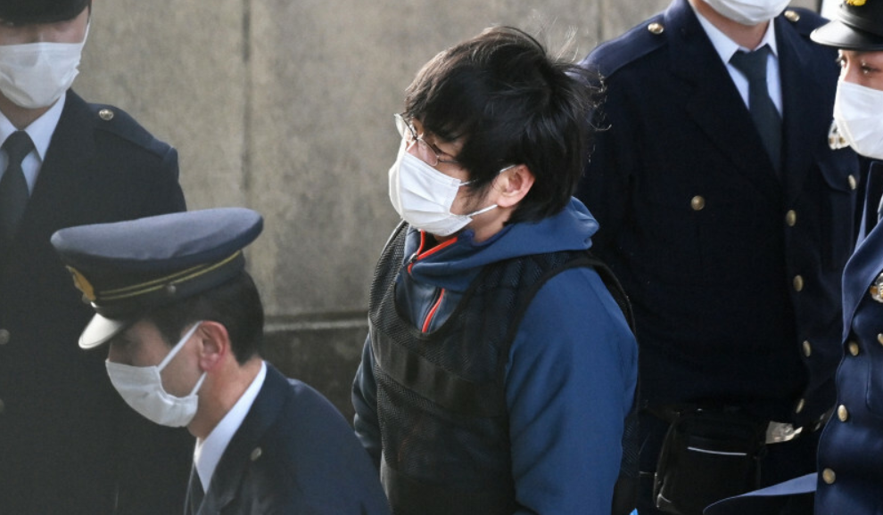 2023年1月10日,山上彻也被警方移送出大阪拘留所(社交媒体截图)