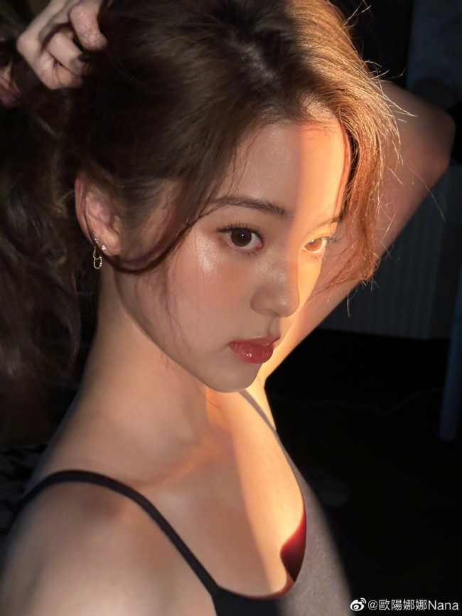 成熟女的氛围感！22岁欧阳娜娜光影自拍