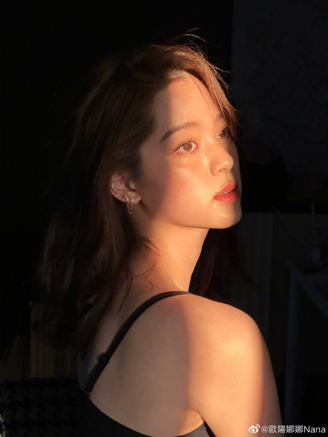 成熟女的氛围感！22岁欧阳娜娜光影自拍