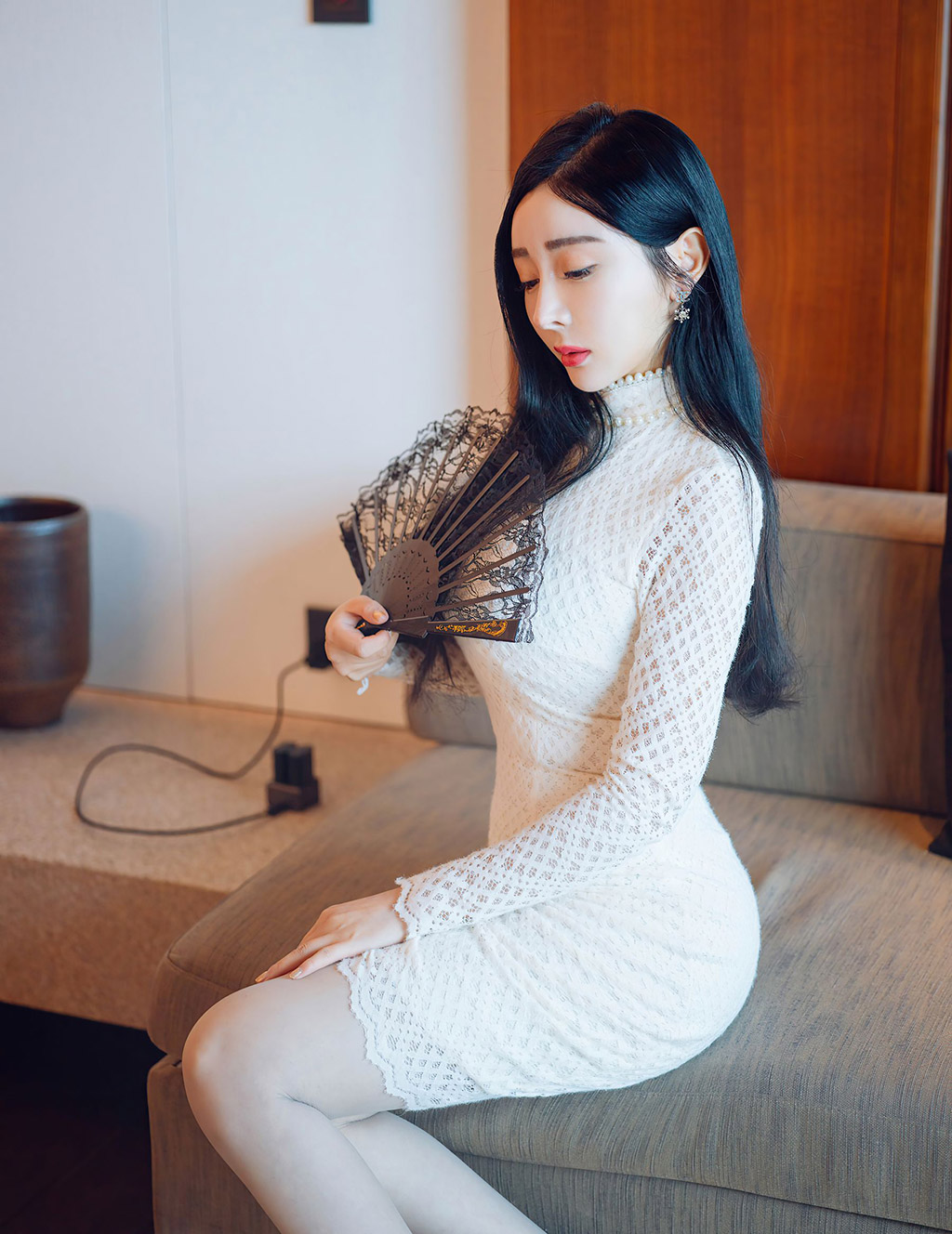 允爾华丽典雅的蕾丝长裙婀娜娇媚动人