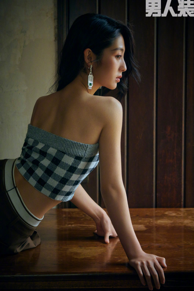 邢菲男人装三月刊封面释出 大秀美背