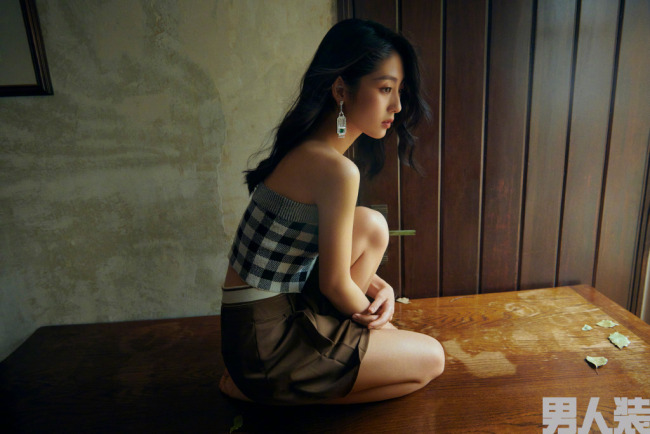 邢菲男人装三月刊封面释出 大秀美背