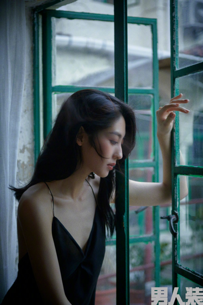 邢菲男人装三月刊封面释出 大秀美背
