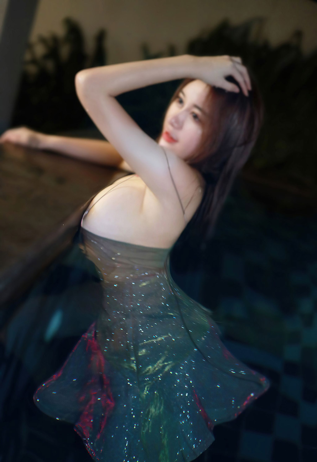 美七Mia泳池闪亮连衣裙淋漓湿身姿态娇媚动人