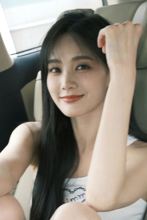 李一桐晒车内自拍 穿白色背心纯欲感十足