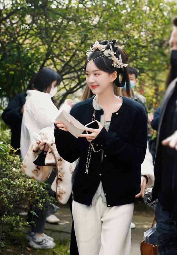 赵露思晒神隐杀青照 捧花比心歪头甜笑少女感十足