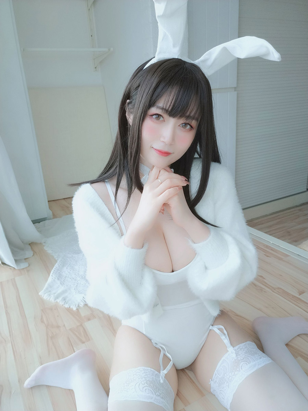 白银小姐姐Cos白丝兔子巨乳乱颤