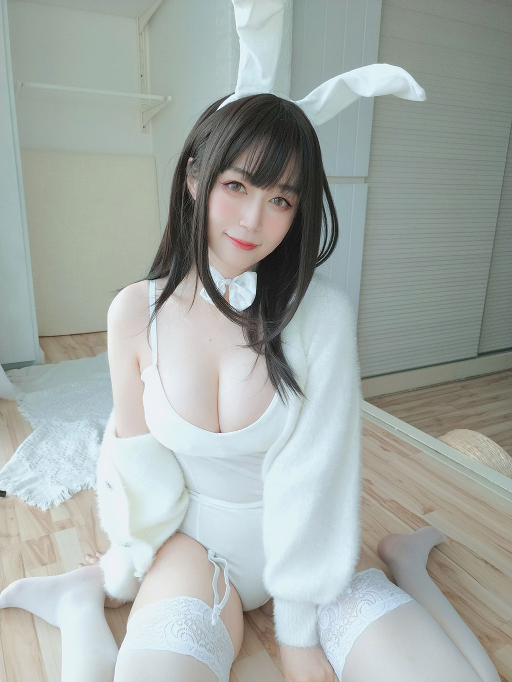 白银小姐姐Cos白丝兔子巨乳乱颤
