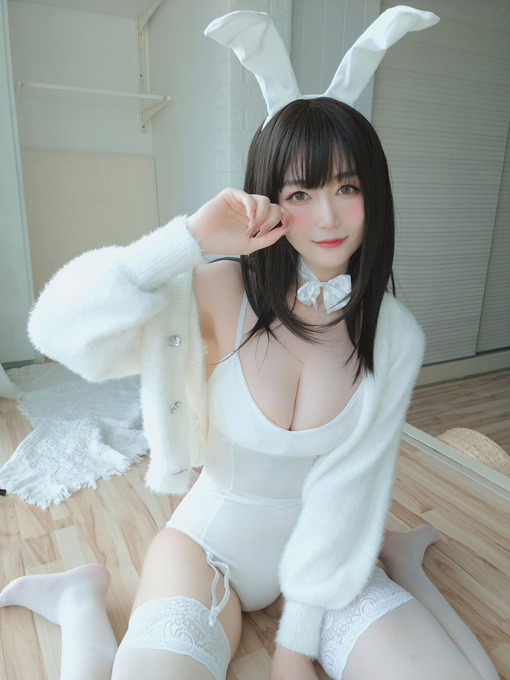 白银小姐姐Cos白丝兔子巨乳乱颤