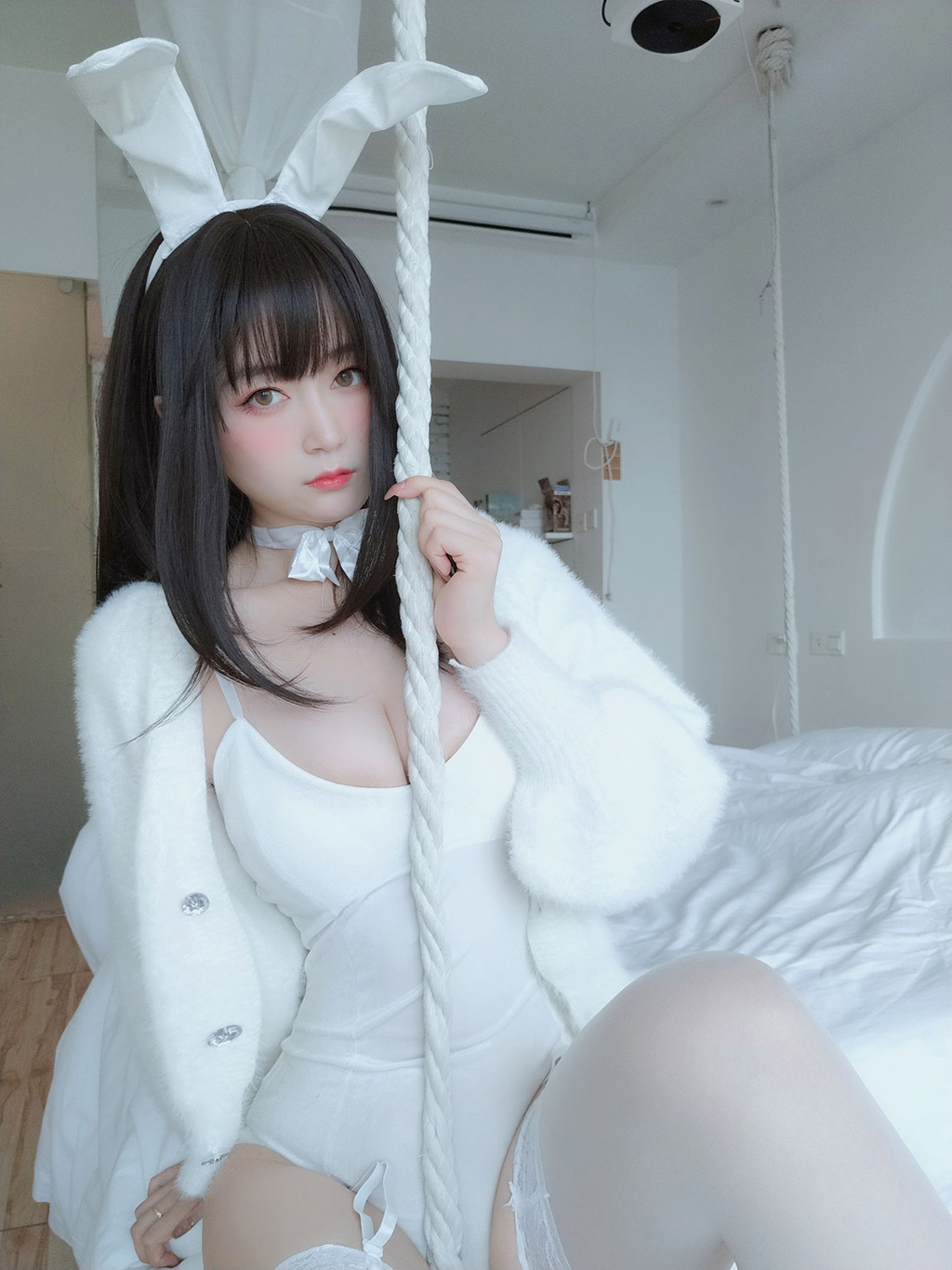 白银小姐姐Cos白丝兔子巨乳乱颤