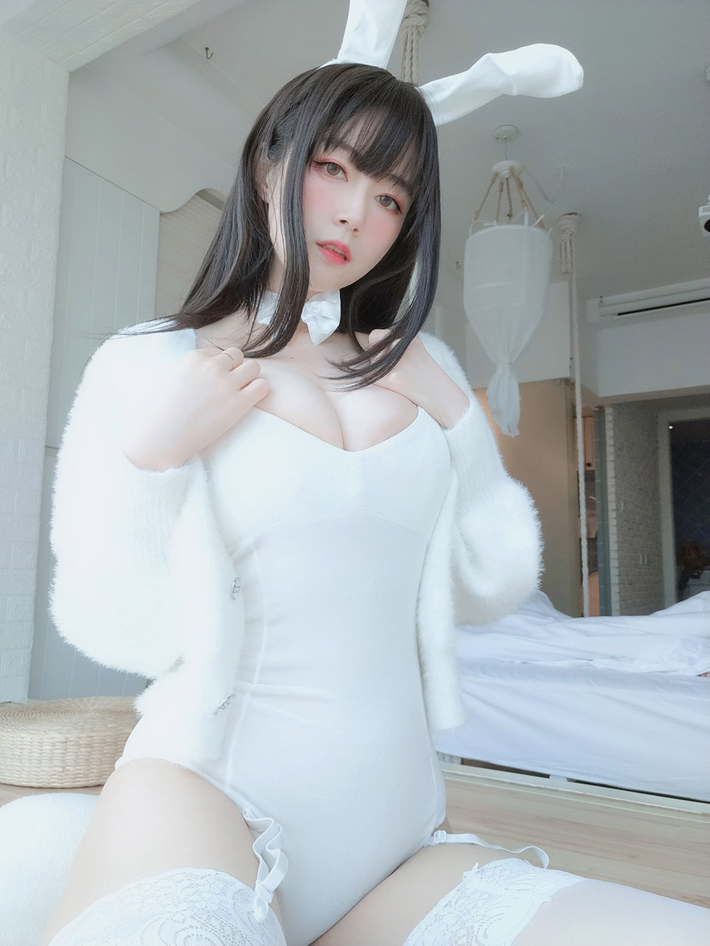 白银小姐姐Cos白丝兔子巨乳乱颤