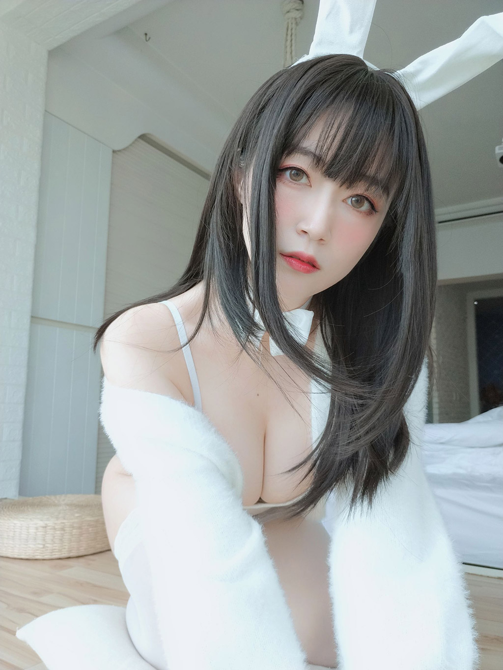 白银小姐姐Cos白丝兔子巨乳乱颤