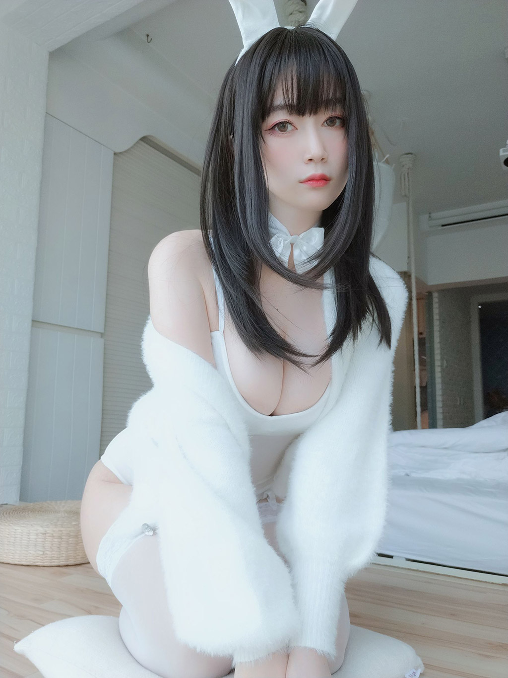 白银小姐姐Cos白丝兔子巨乳乱颤