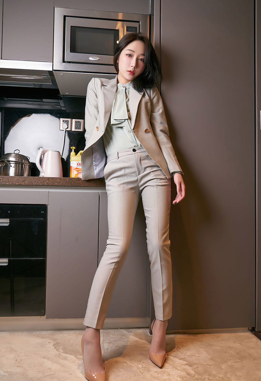 九月生动人的女秘书娇柔粉透欲滴的妹子