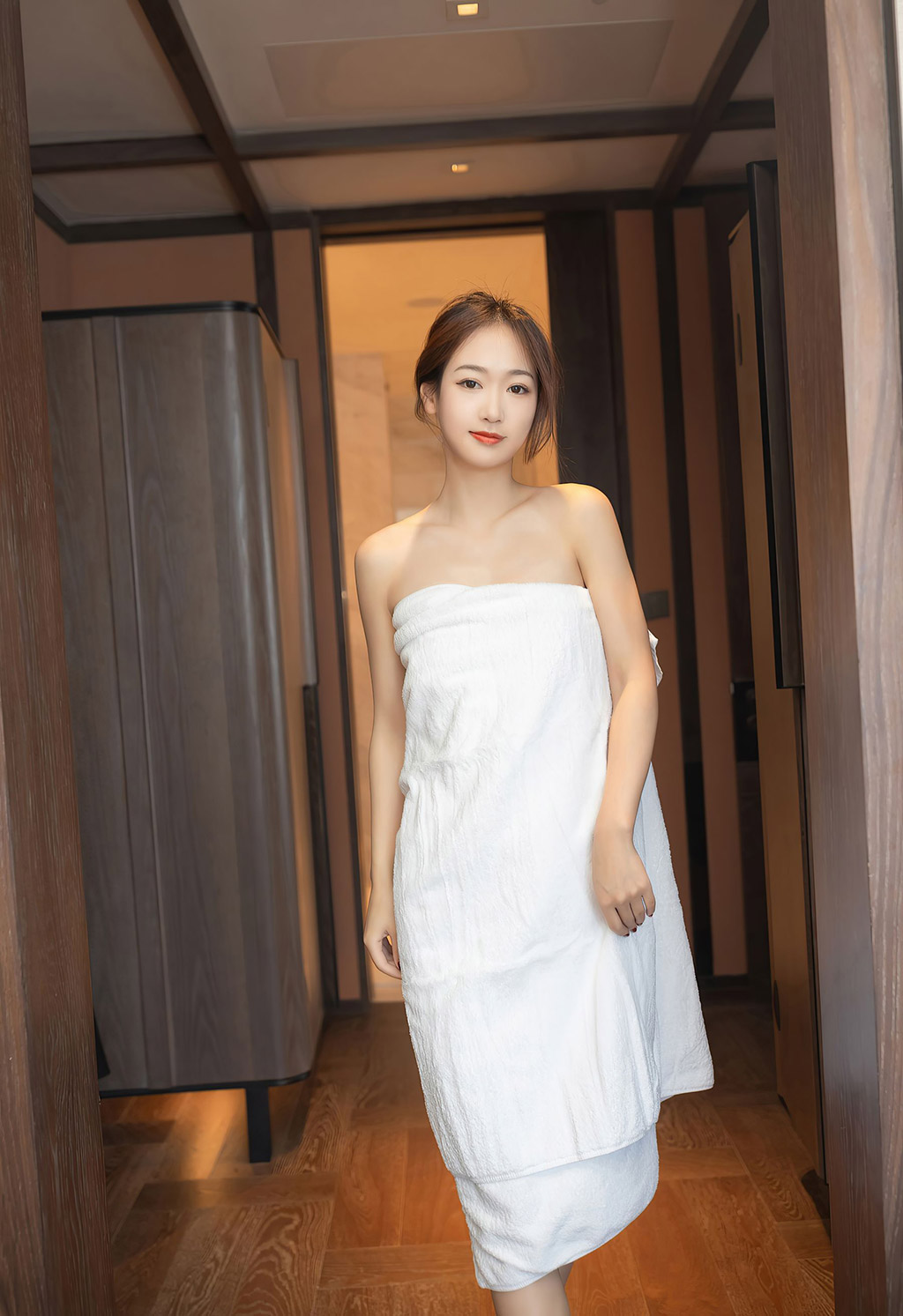 唐安琪妻子在送酒上门后突然变得有些冷漠